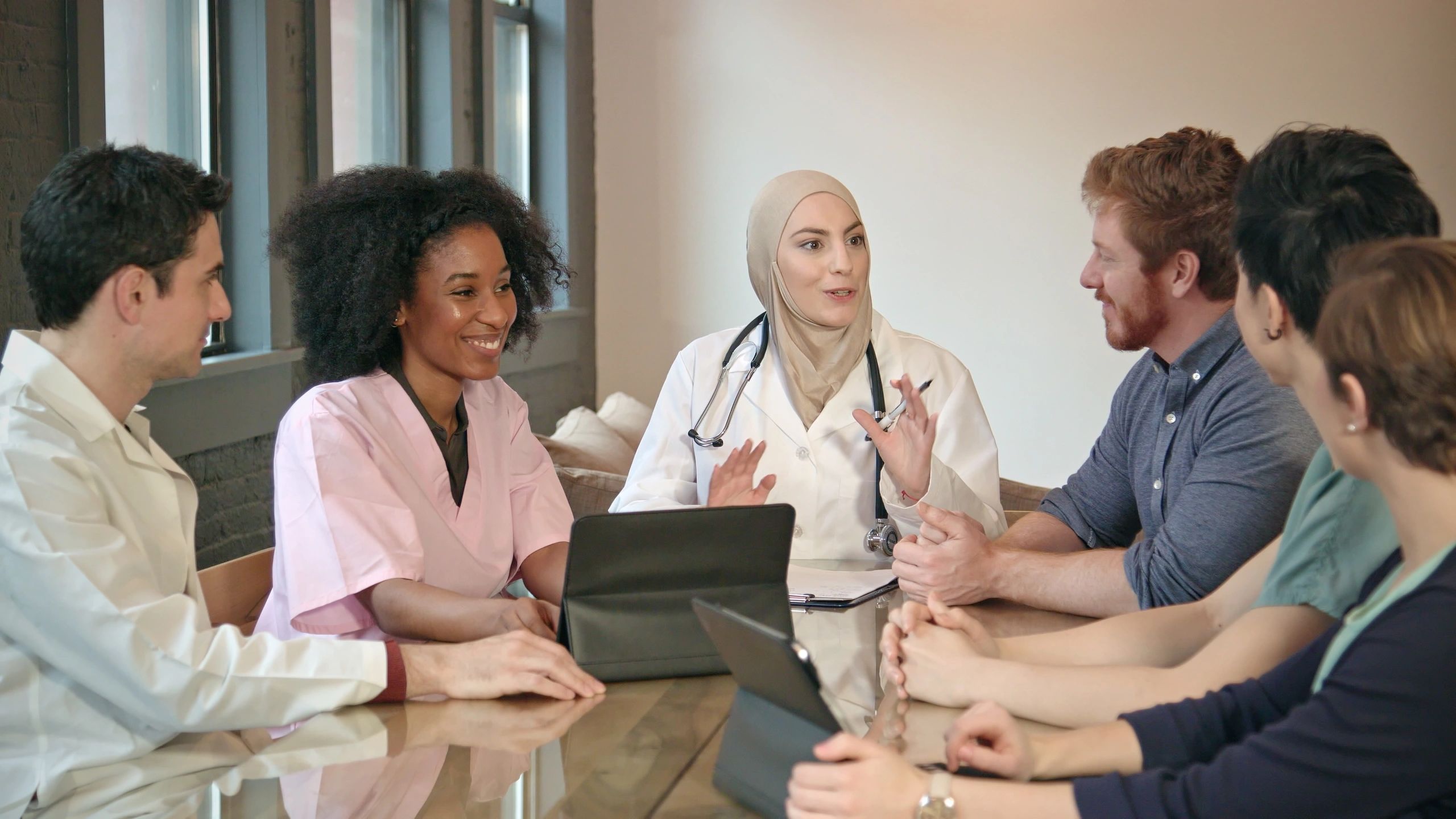 Healthcare professionals meeting as a clinical team
